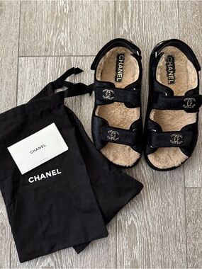 CHANEL CC logo Fur-Trim Shearling-Lined Sandals